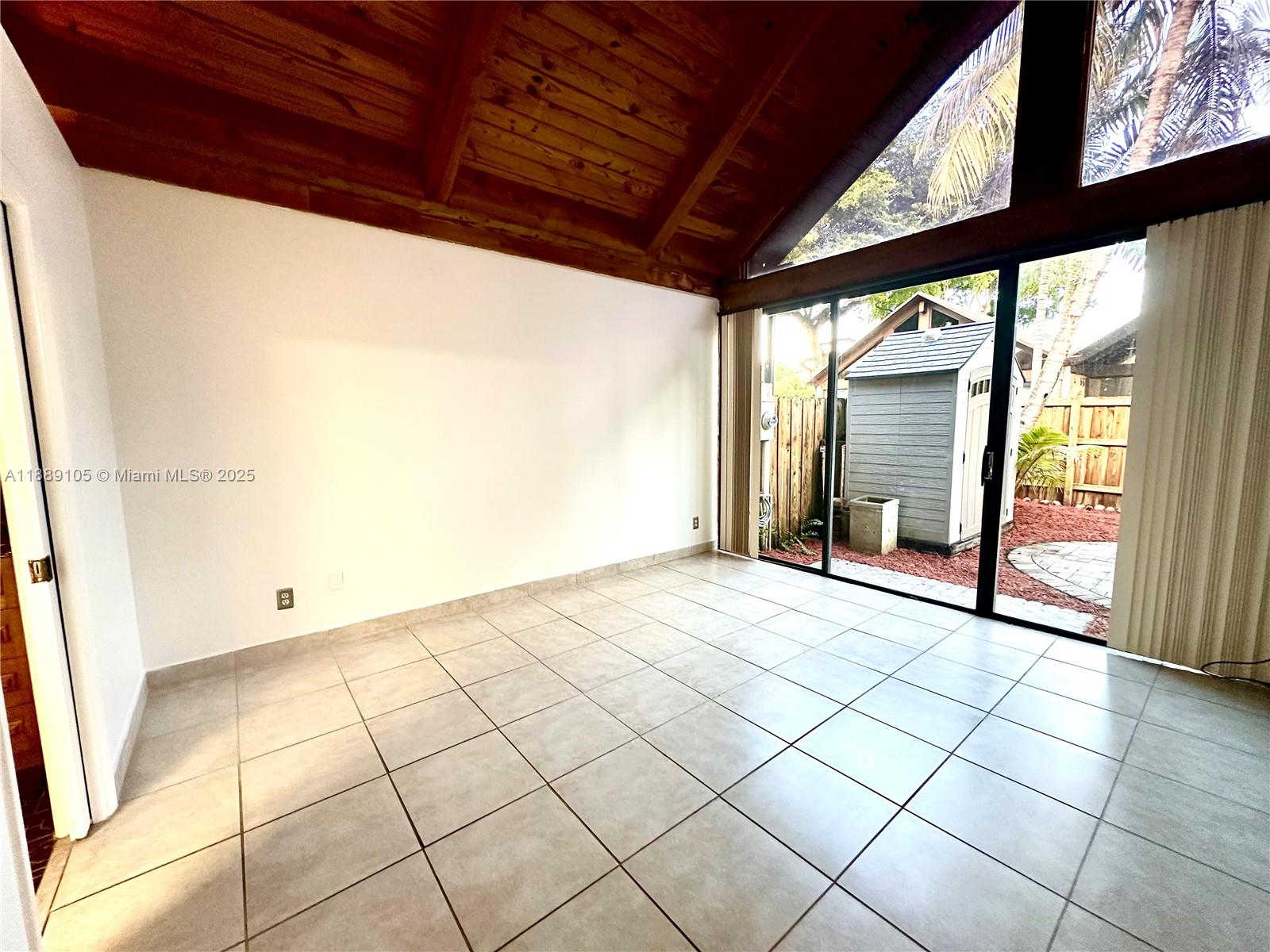 VILLAGE TOWNHOUSES JACARA - Residential Lease
