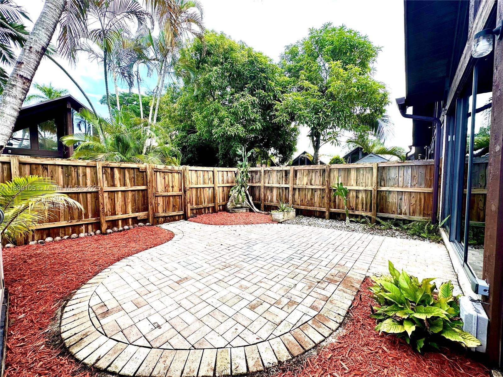 VILLAGE TOWNHOUSES JACARA - Residential Lease