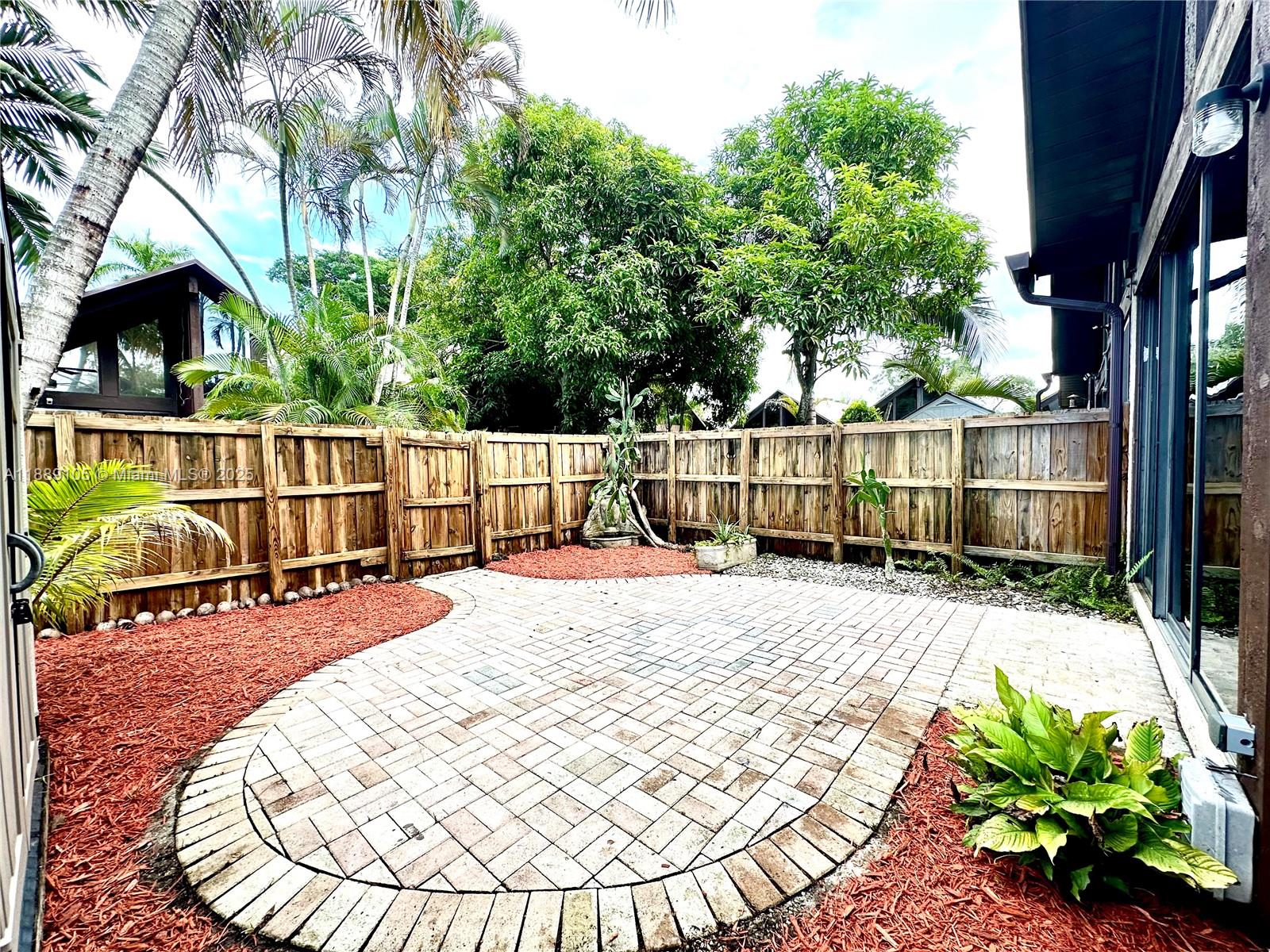 VILLAGE TOWNHOUSES JACARA - Residential Lease
