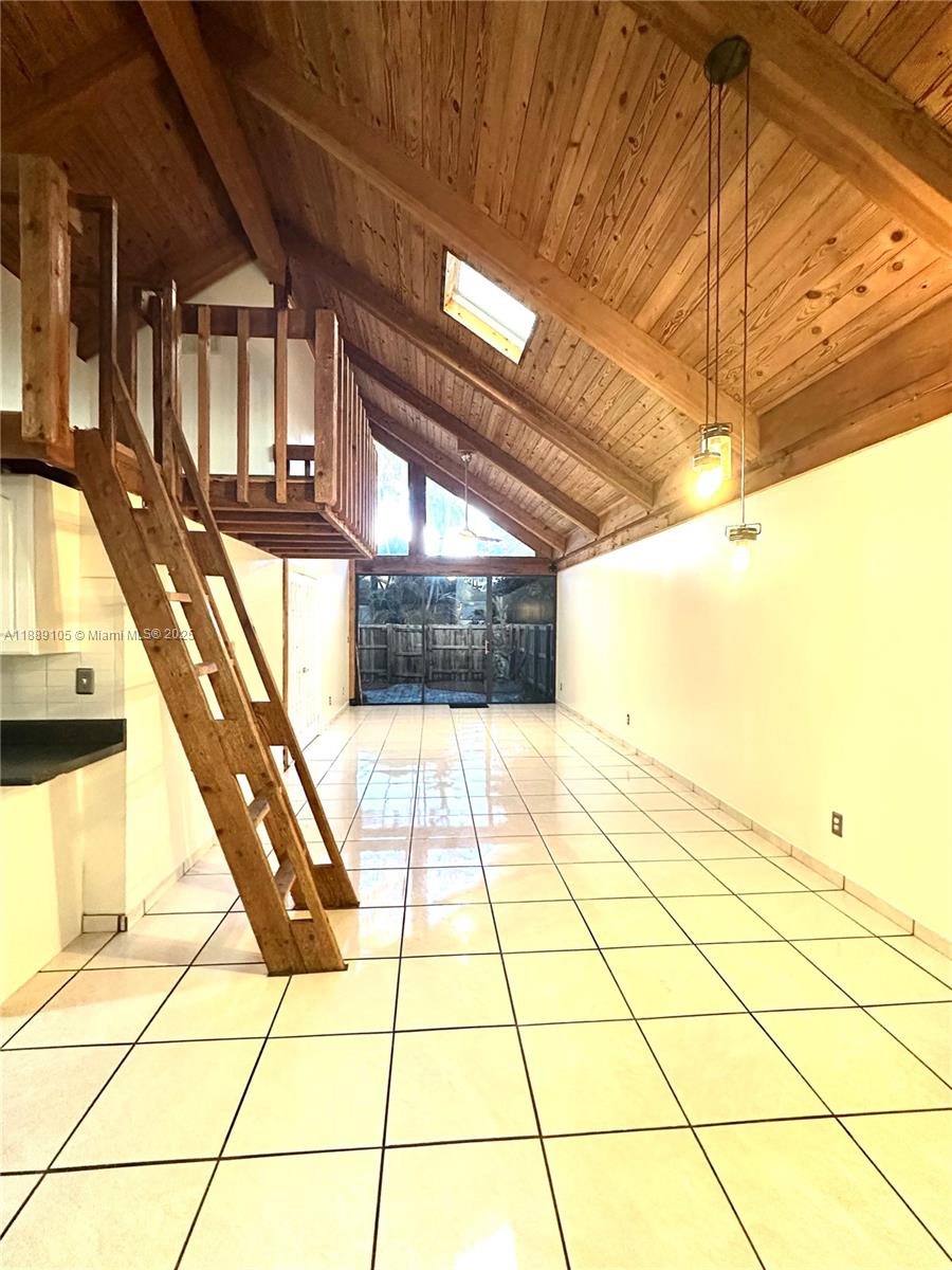 VILLAGE TOWNHOUSES JACARA - Residential Lease