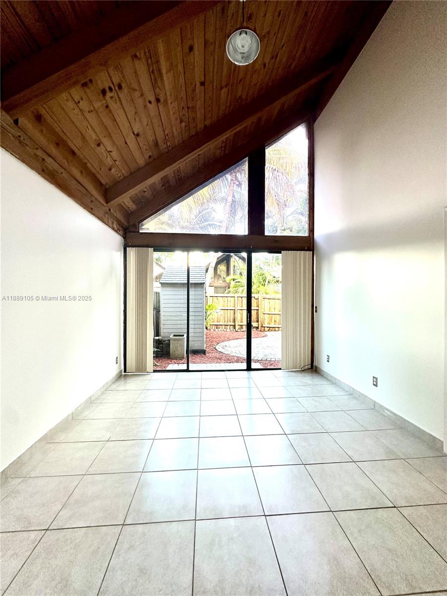 VILLAGE TOWNHOUSES JACARA - Residential Lease