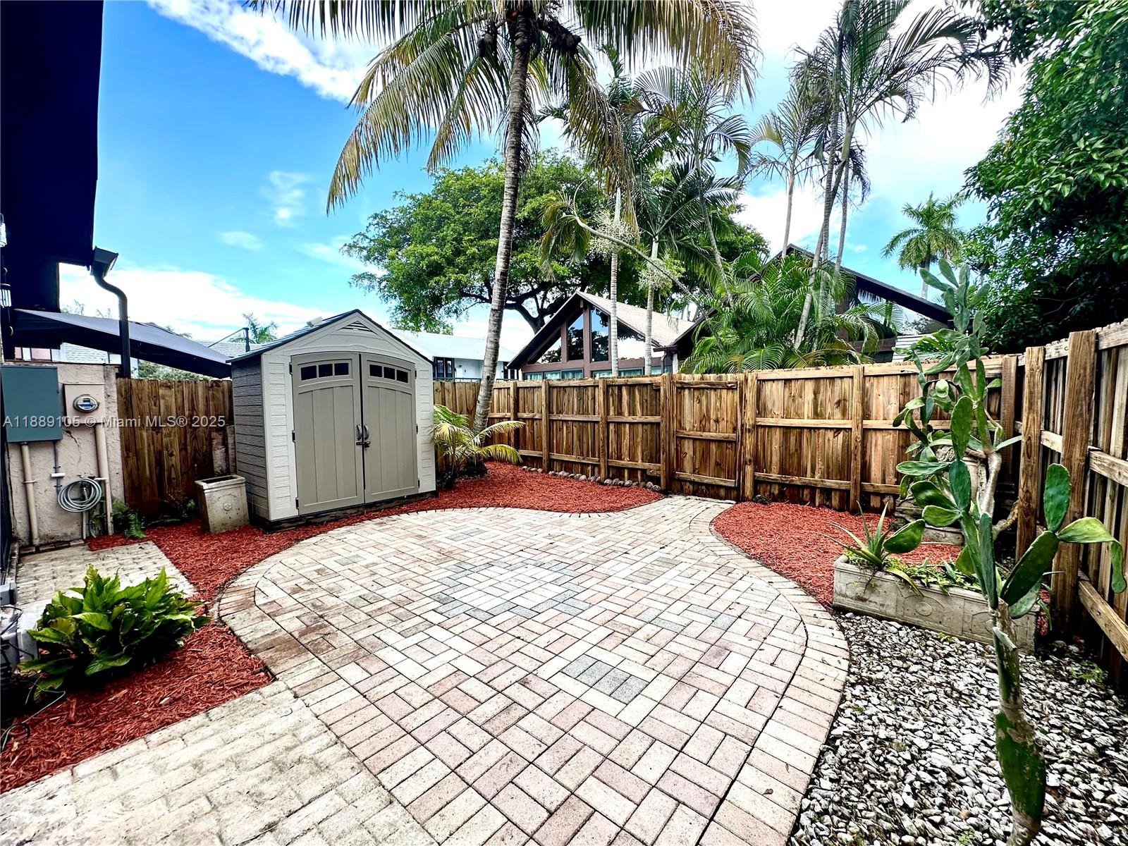 VILLAGE TOWNHOUSES JACARA - Residential Lease