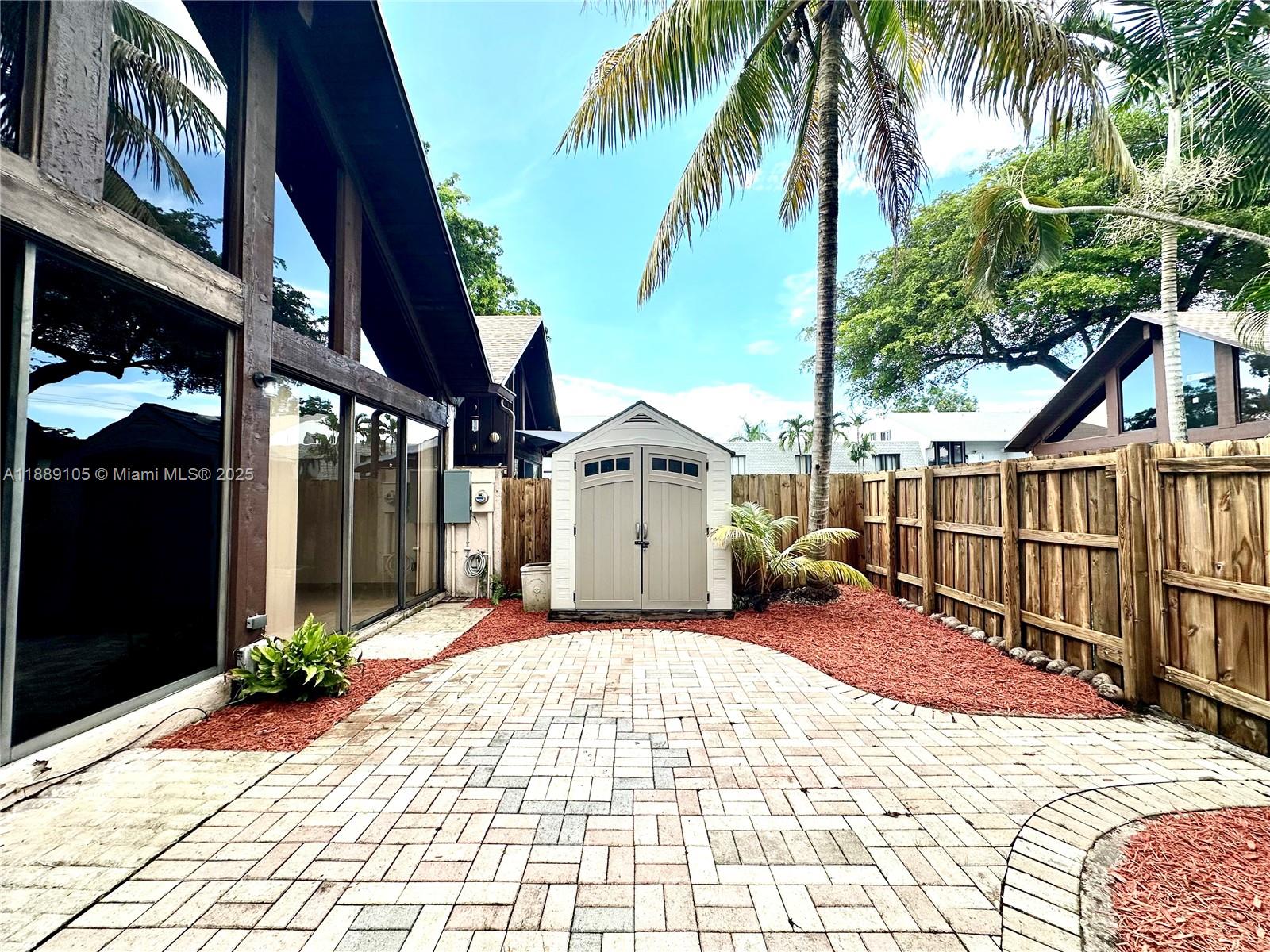VILLAGE TOWNHOUSES JACARA - Residential Lease