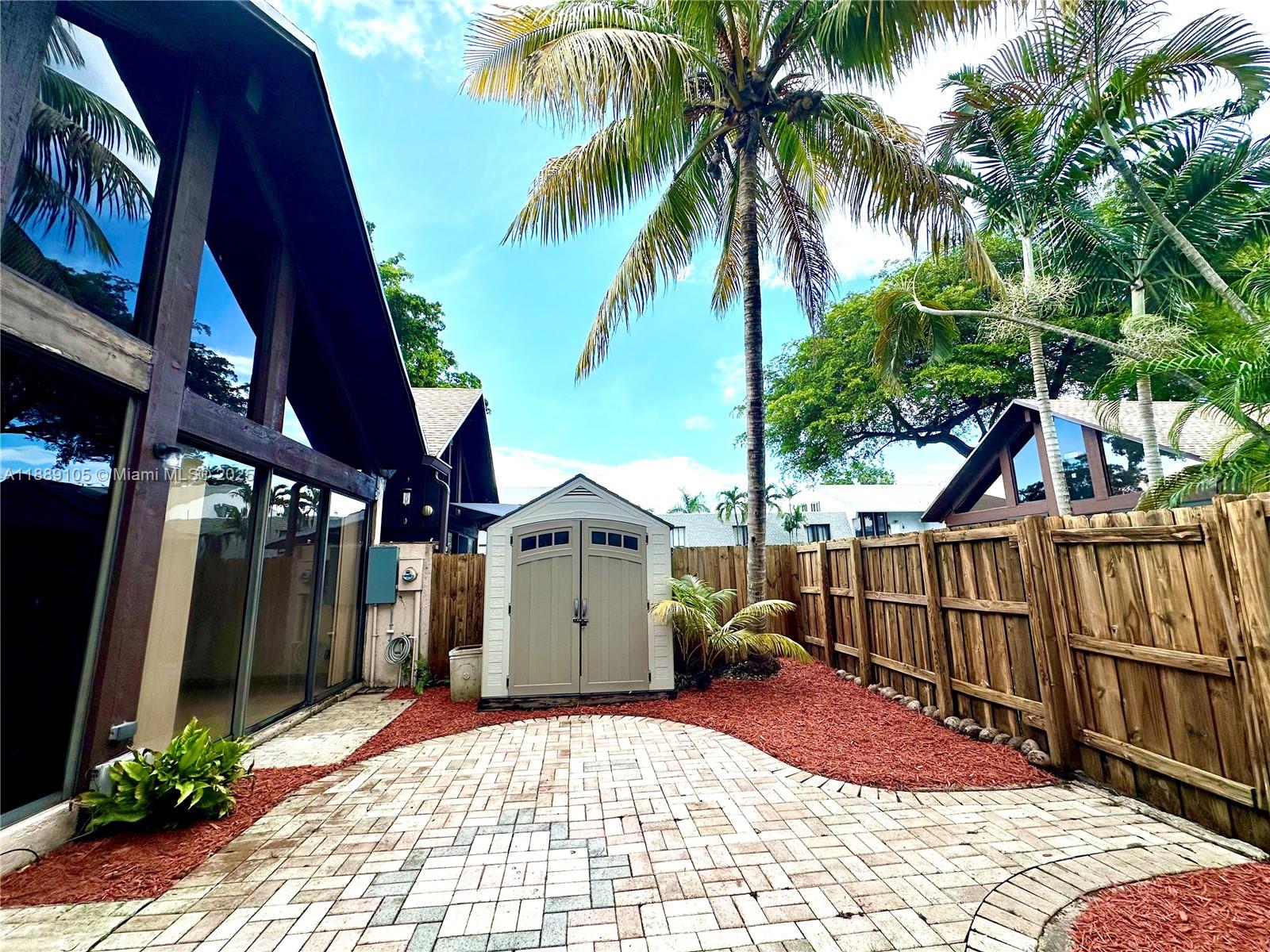 VILLAGE TOWNHOUSES JACARA - Residential Lease