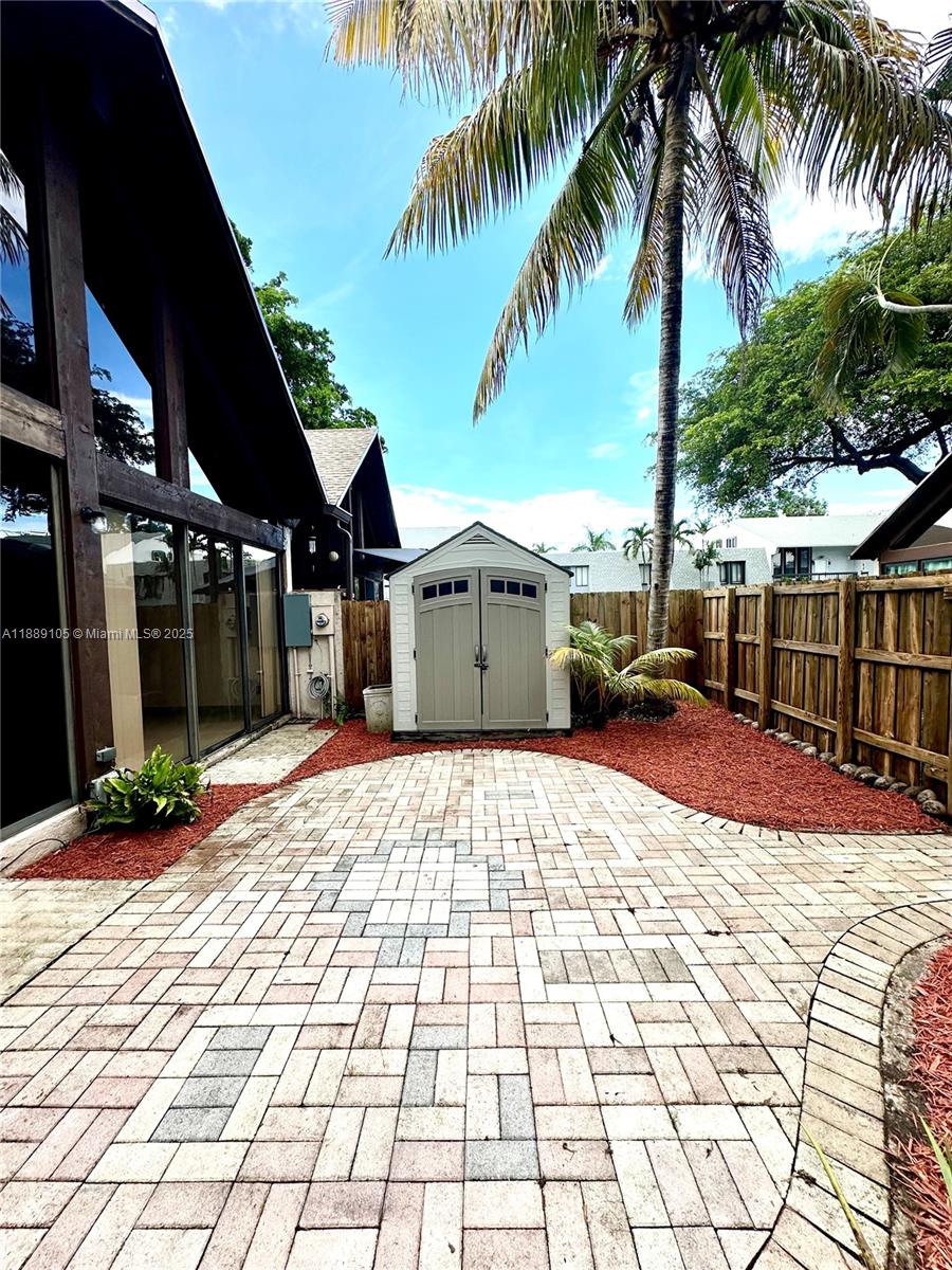 VILLAGE TOWNHOUSES JACARA - Residential Lease