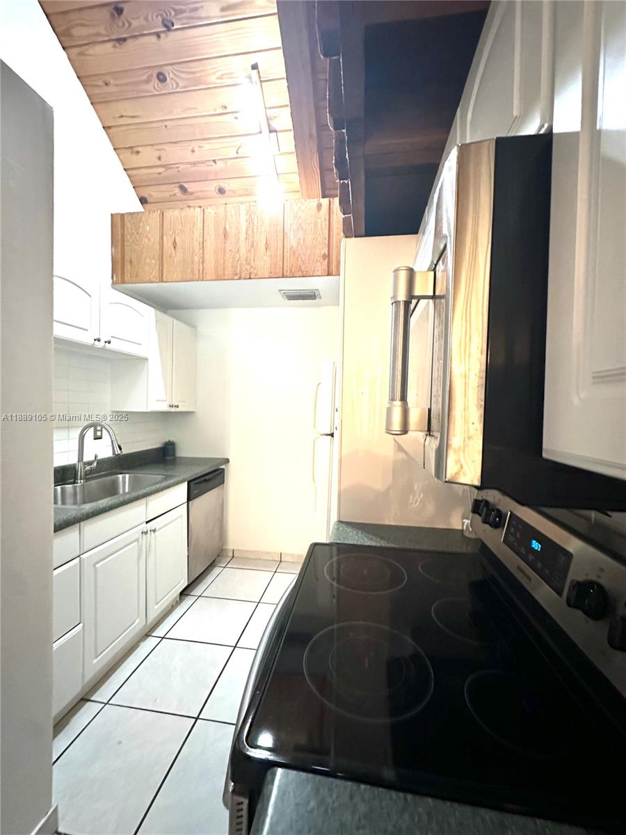 VILLAGE TOWNHOUSES JACARA - Residential Lease
