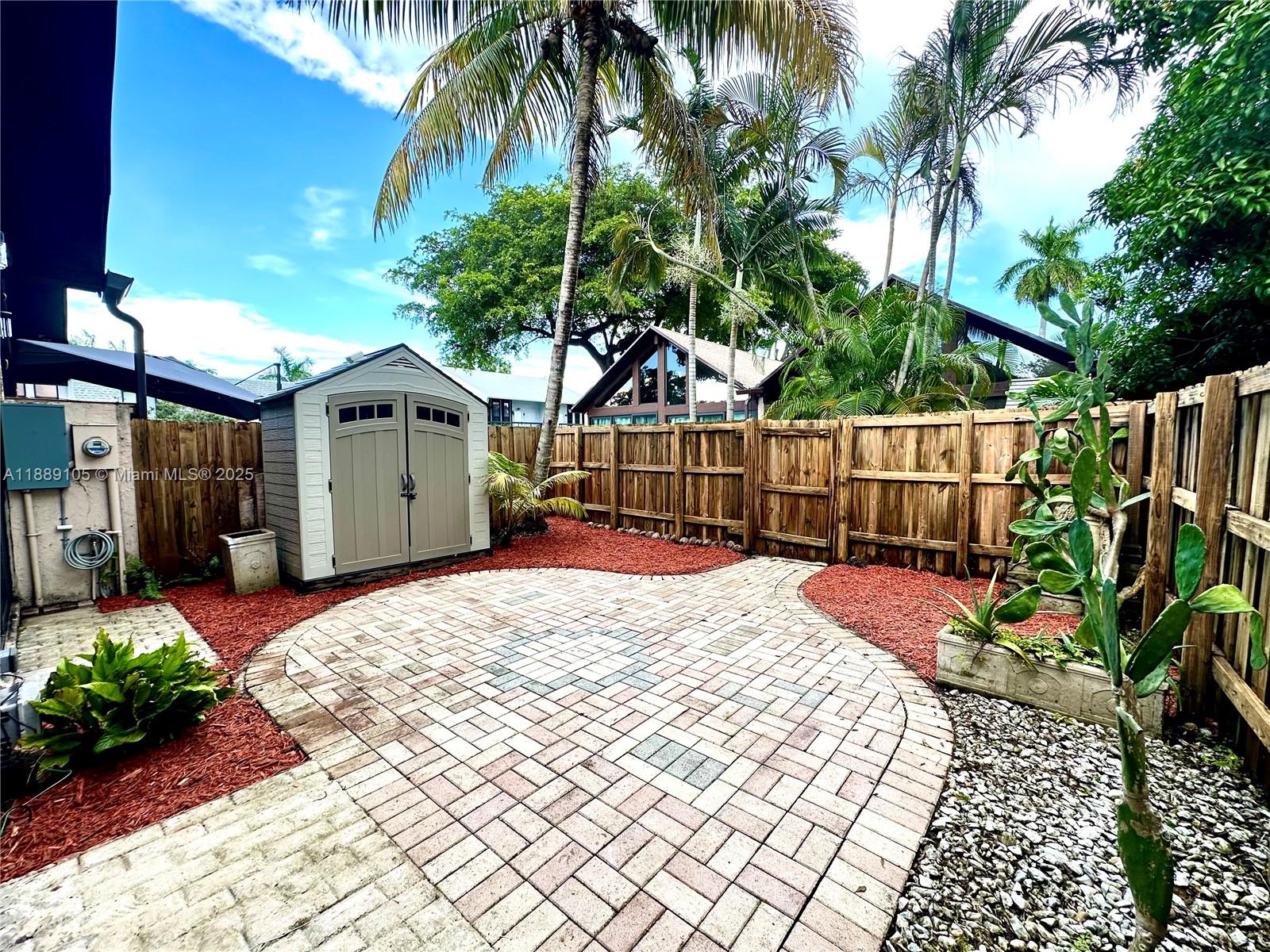 VILLAGE TOWNHOUSES JACARA - Residential Lease