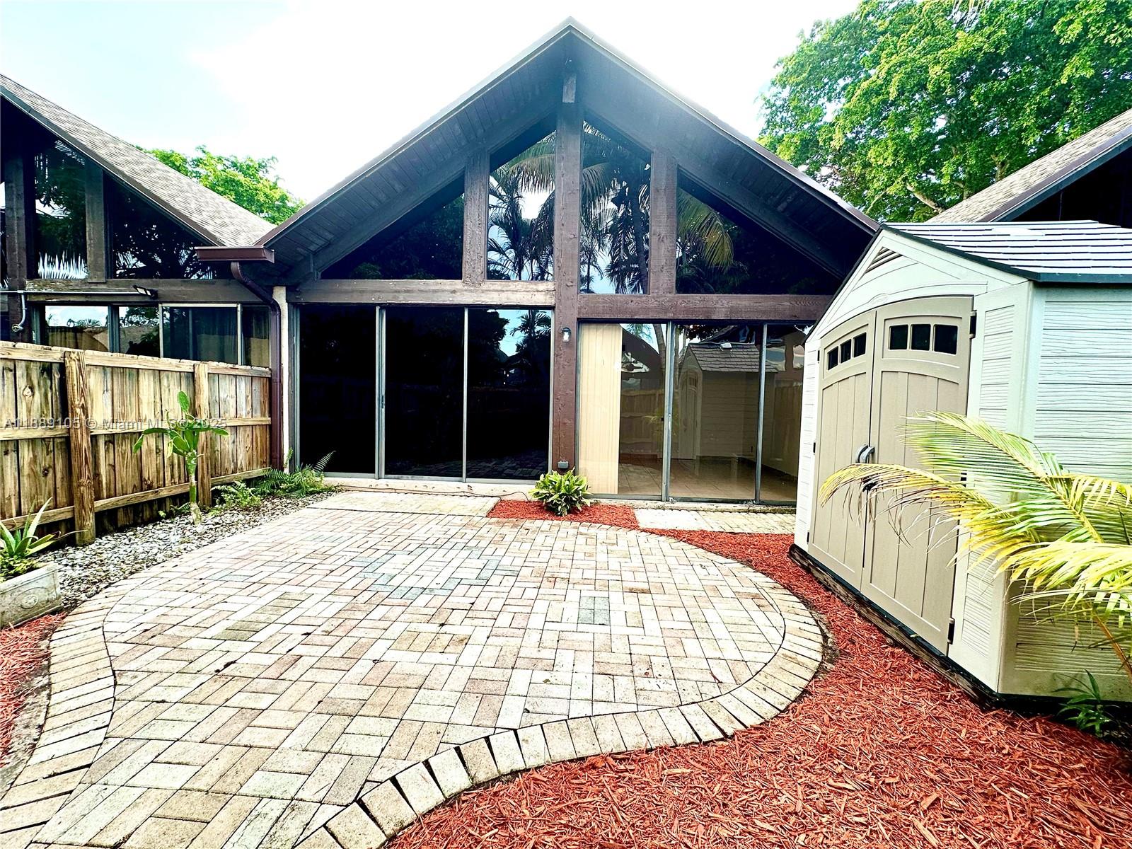 VILLAGE TOWNHOUSES JACARA - Residential Lease