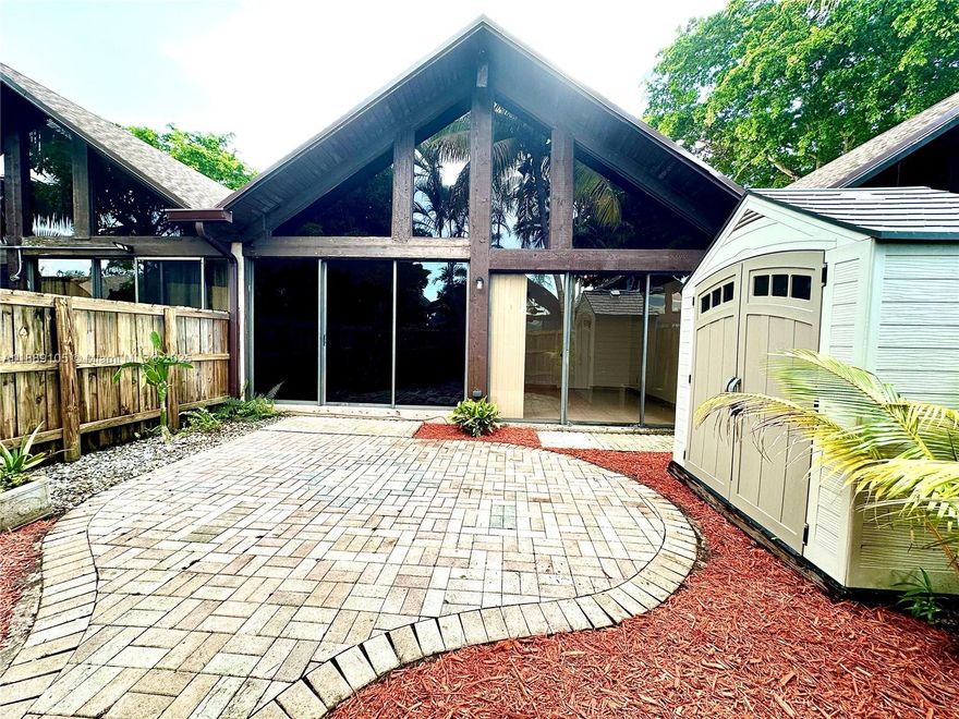 One of a kind townhouse / villa vaulted ceilings, composed of 3 bedrooms 2 bathrooms, laundry room, walk in closet, enclosed back yard with storage shed, 2 parking spaces assigned in front of the villa, with plenty of guest parkings. Beautiful size community pool and tennis court .
Close to Mall, restaurants and other commerces.