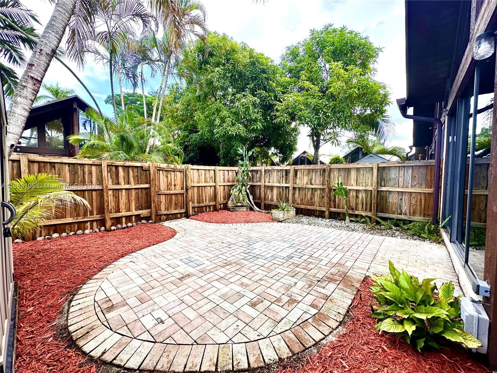 VILLAGE TOWNHOUSES JACARA - Residential Lease