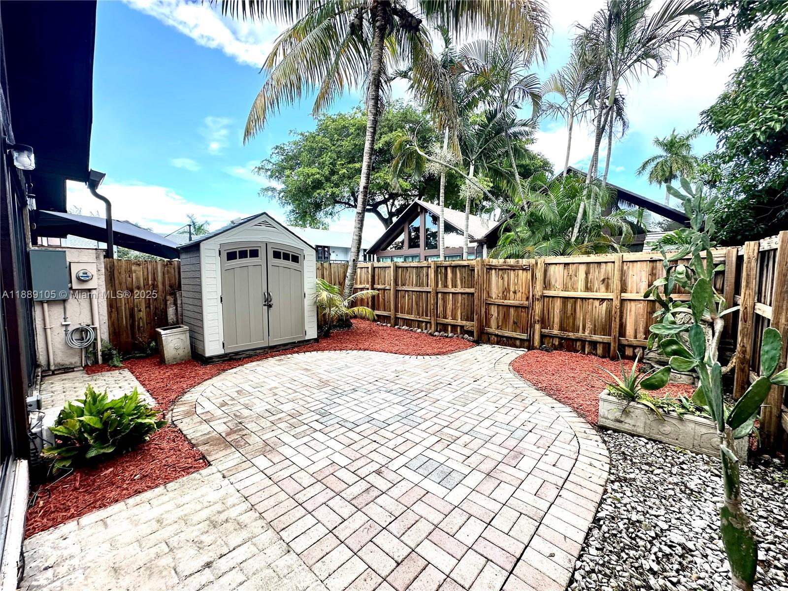 VILLAGE TOWNHOUSES JACARA - Residential Lease