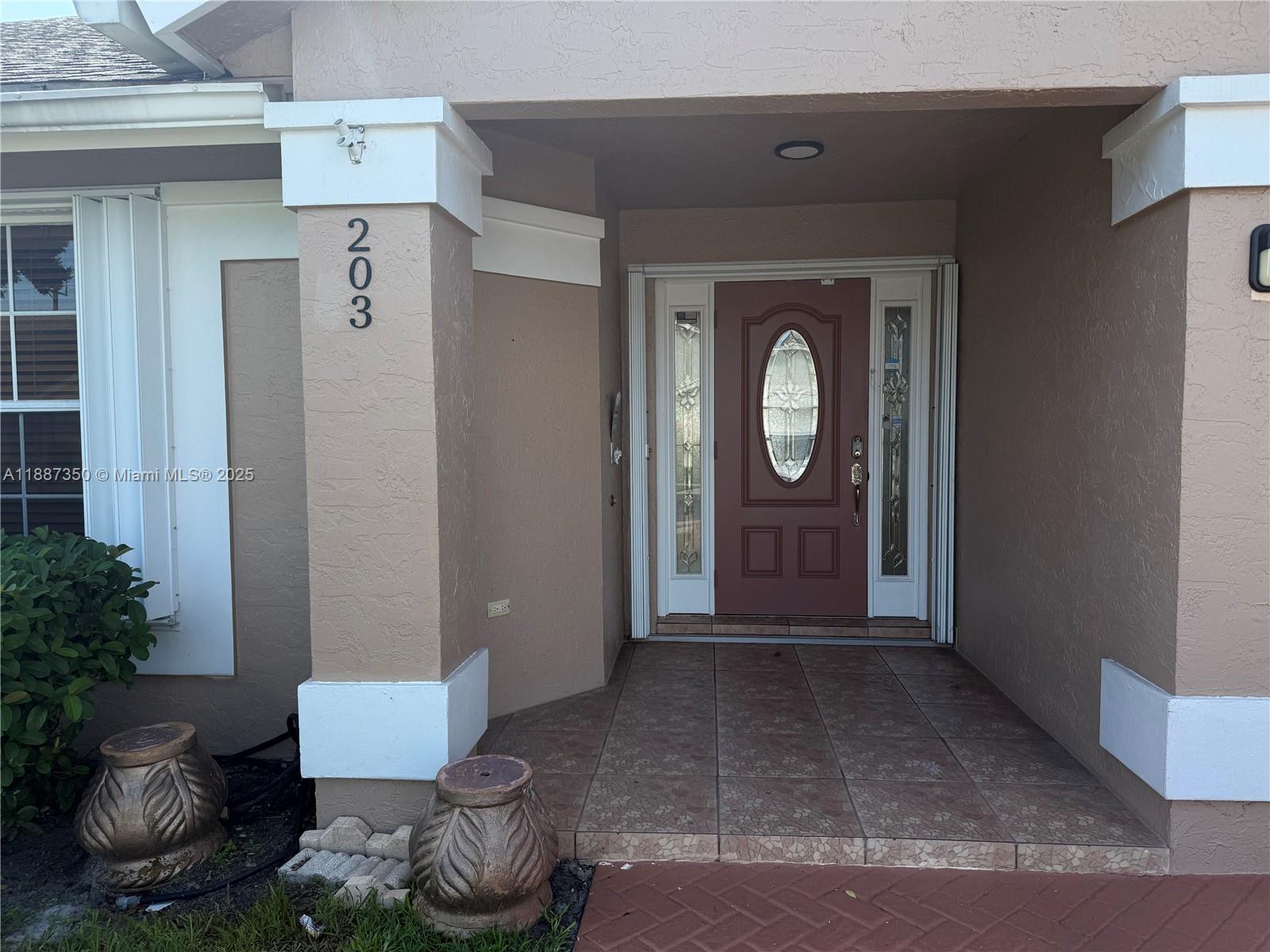 203 N Moccasin Trl N
