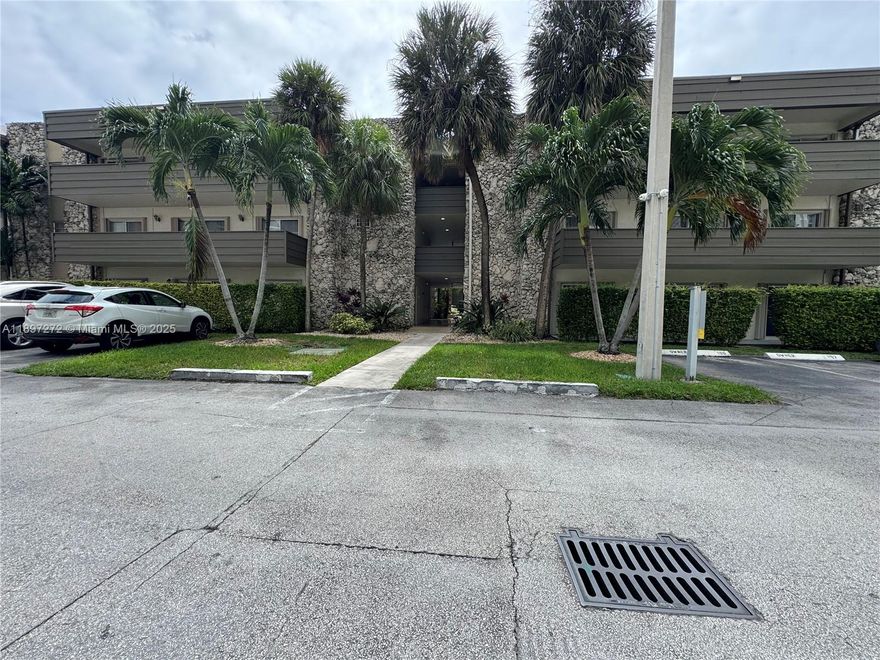 Beautiful and spacious 2/2 unit located on the first floor at The Ledges Condo. Features 2 assigned parking spaces, title floors throughout, and a bright living area with access to a private patio. Water included in rent. Great location closed to Dadeland Mall, MetroRail, US1, and mayor highways.
Community offers pool, clubhouse, and excellent maintained.