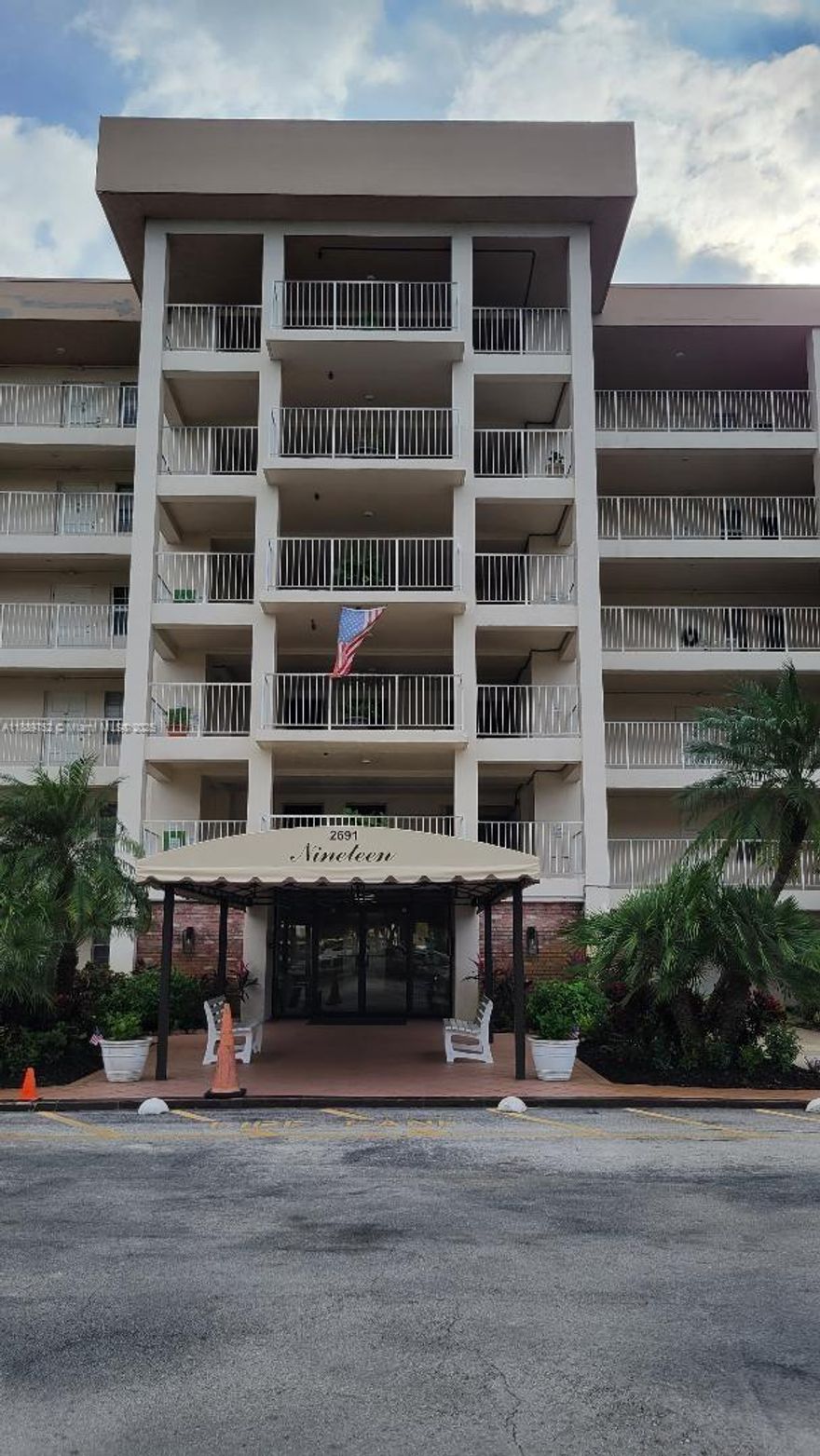 GREAT 2/2 RENOVATED CONDO LOCATED AT HEART OF POMPANO BEACH, READY LO MOVE IN, WOOD FLOORS IN LIVING ROOM AND MASTER ROOM,CUSTOM OPEN KITCHEN WITH A I-SHAPE ISLAND, GRANITE BACKPLASH/COUNTERS, SS APPLIANCES,CROWN MOLDING, LARGE MASTER W/WALKING CLOSET, SECOND BEDROOM ALSO FEATUTES UPGRADE, SCREENED BALCONY W/ PANORAMIC VIEWS, STORM SHUTTERS, ASSIGNED PARKING, PLENTY OF GUEST PARKING,LAUNDRY ROOM ON EACH FLOOR, MANAGEMENT REQUIRES  MINIMUM CREDIT SCORE 650, PROOF OF FUNDINGS, TAX RETURNS, BANK STATEMENTS, AND 2MONTHS OF PAY STUBS.
FIRST AND 2 SECURITY MONTHS