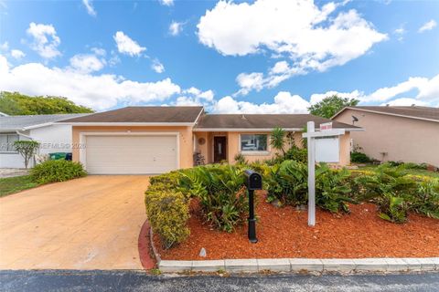 Townhomes and Villas with Garages For Sale in Miami-Dade County, FL 8 10021 SW 145th Pl Miami FL 33186