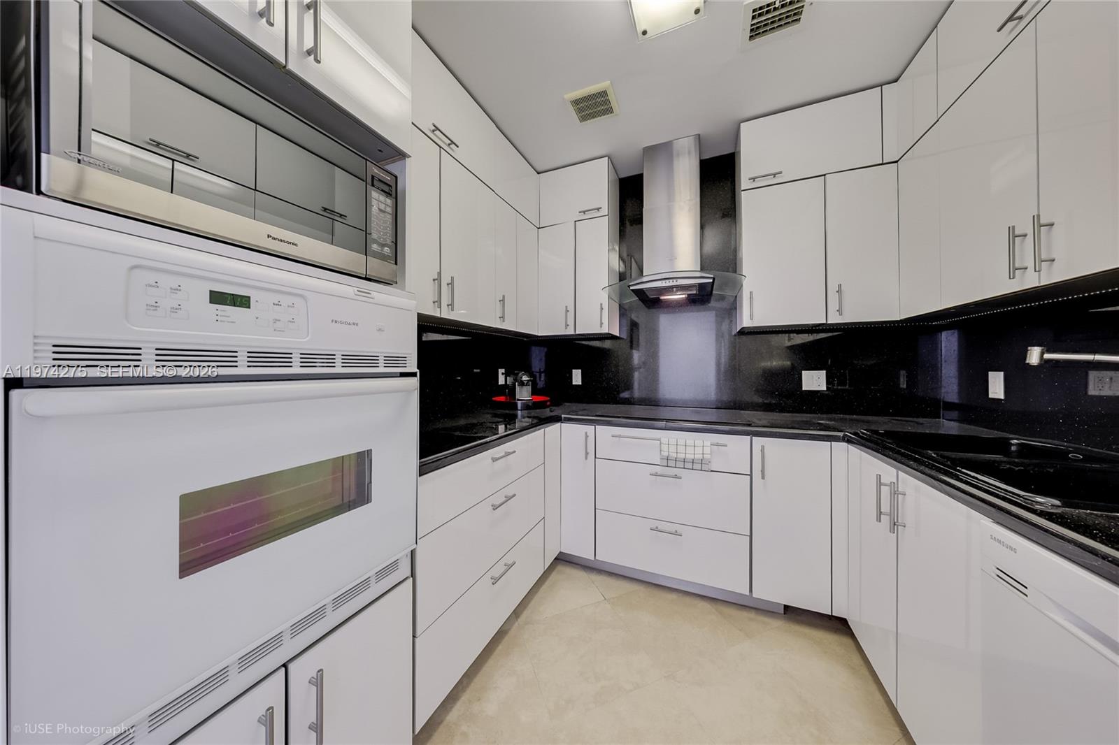 THE DECOPLAGE CONDO - Residential