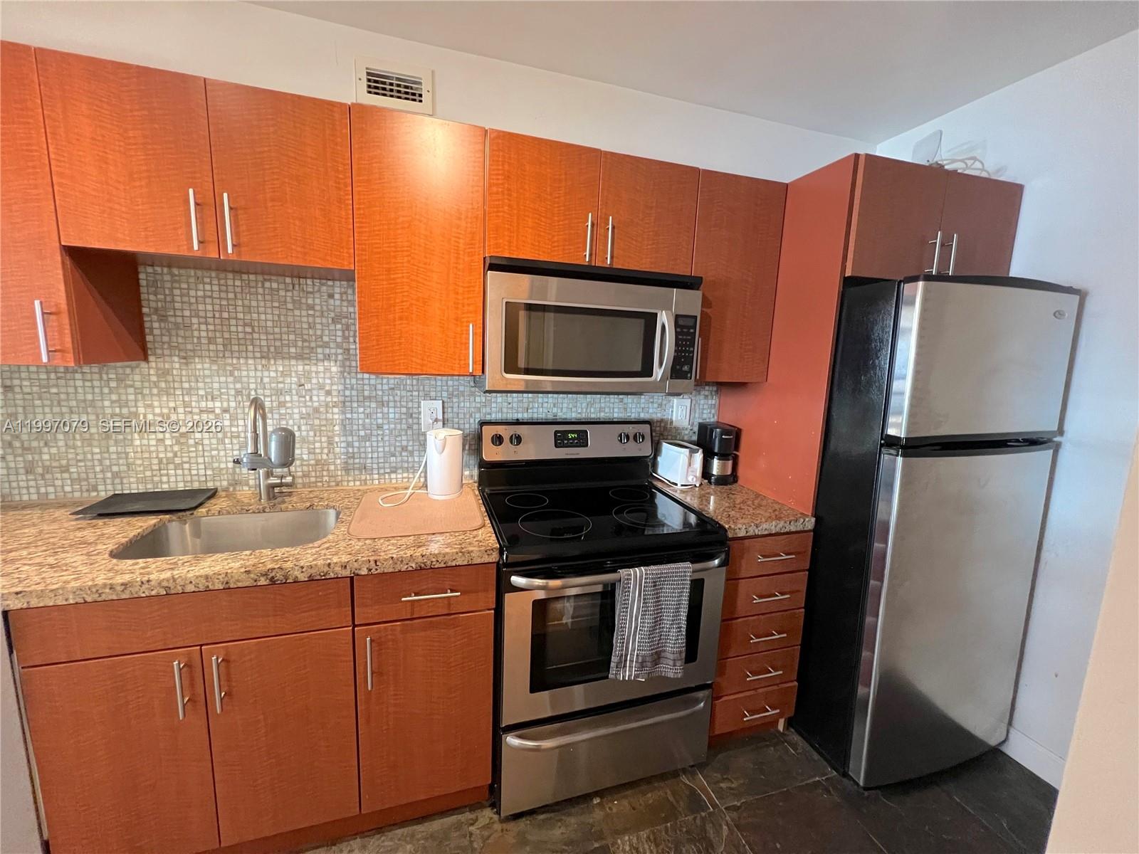 THE DECOPLAGE CONDO - Residential Lease