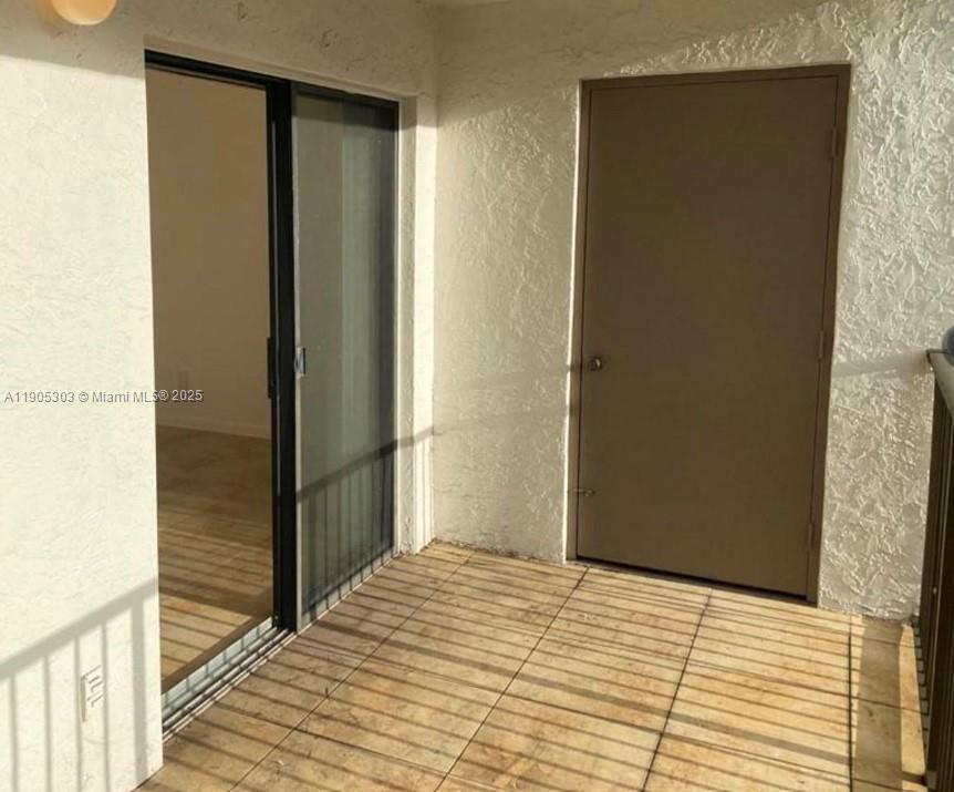 HOLLYWOOD PARC CONDOMINIU - Residential Lease