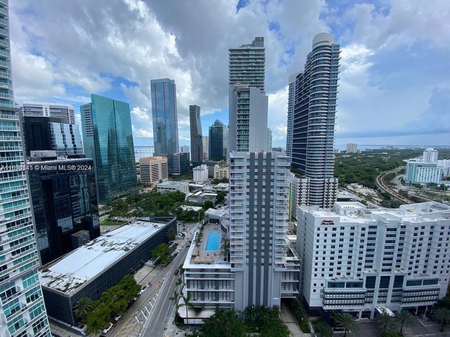 BEAUTIFUL 1 BEDROOM + DEN, 1 BATH UNIT IN BRICKELL AT MILLECENTO, CREATED BY CARLOS OTT AND DESIGNED BY PINIFARINA. HIGH RISE BUILDING IN THE HEART OF MARY BRICKELL VILLAGE, ITALIAN CABINETRY, PRIME APPLIANCES. LARGE BALCONY, AMAZING SKYLINE VIEWS AND BAY VIEW. 5 STAR AMENITIES, ROOFTOP POOL AT 43rd FLOOR, LOUNGE ROOM, KIDS ROOM, MOVIE THEATRE, FITNESS CENTER, AND SAUNA. EASY TO SHOW!