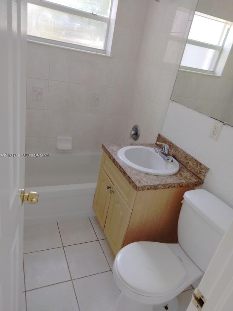 1021 W 2nd St 0