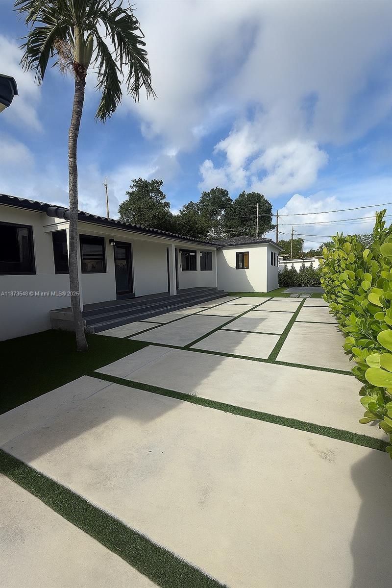 Move-in ready, income-producing duplex located in an active market. With one unit already leased and the property boasting strong walkability and modern appeal, it offers immediate returns and long-term appreciation potential.