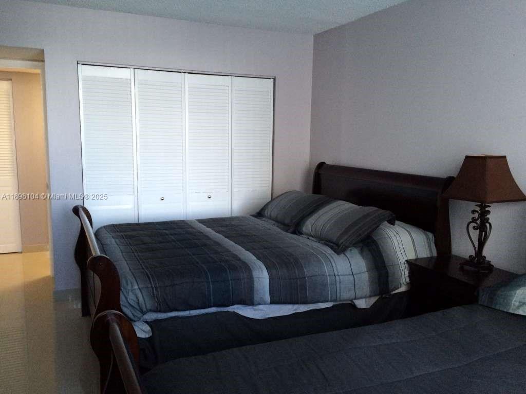 HALLMARK OF HOLLYWOOD CON - Residential