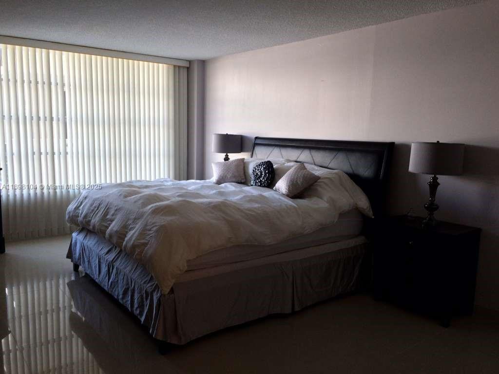 HALLMARK OF HOLLYWOOD CON - Residential