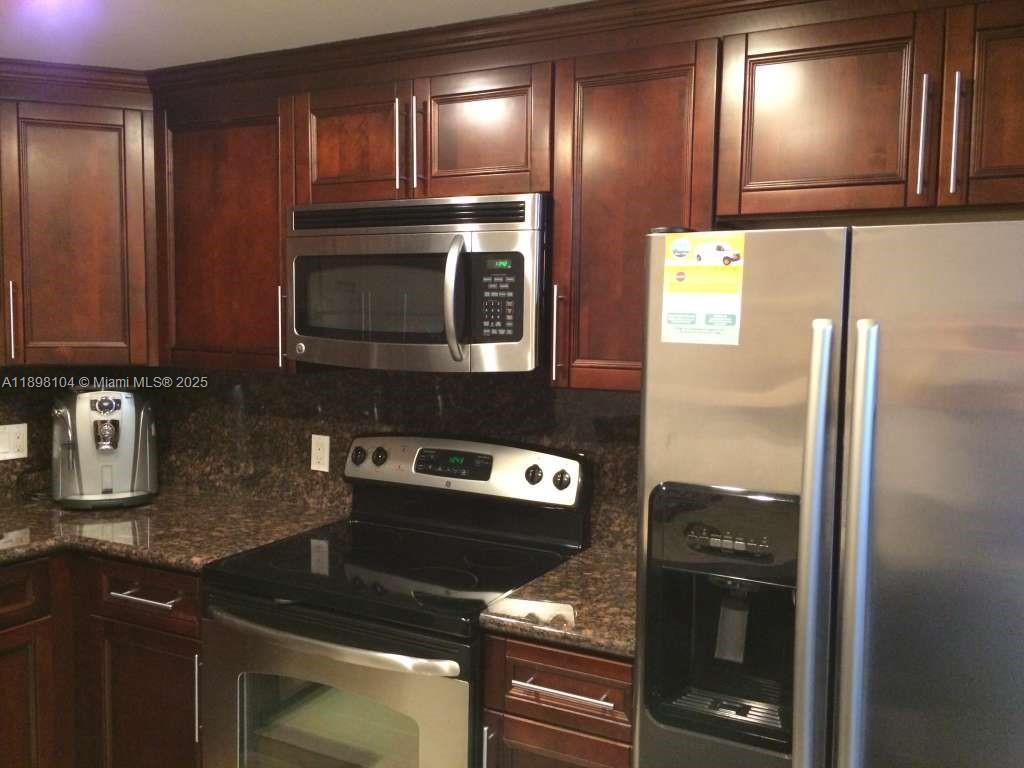 HALLMARK OF HOLLYWOOD CON - Residential