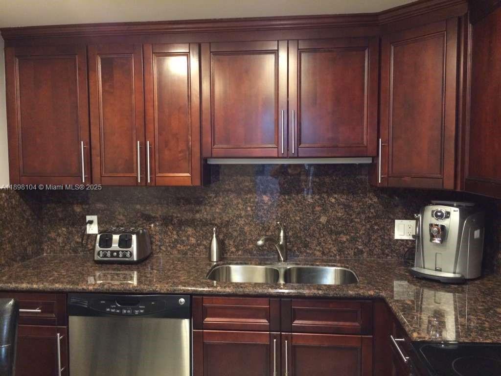 HALLMARK OF HOLLYWOOD CON - Residential