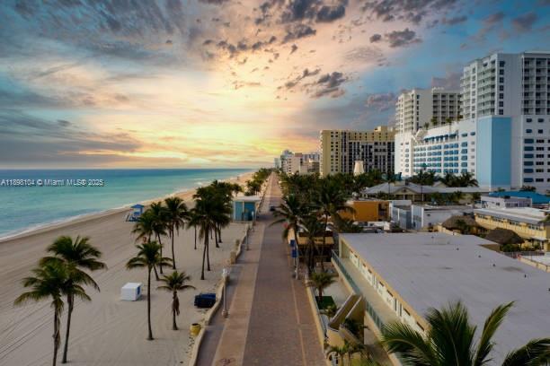 HALLMARK OF HOLLYWOOD CON - Residential