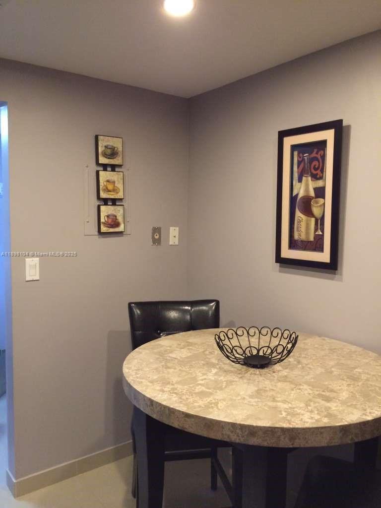 HALLMARK OF HOLLYWOOD CON - Residential