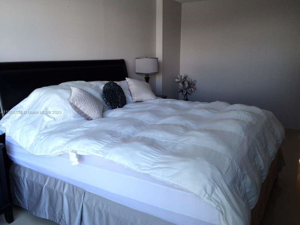 HALLMARK OF HOLLYWOOD CON - Residential