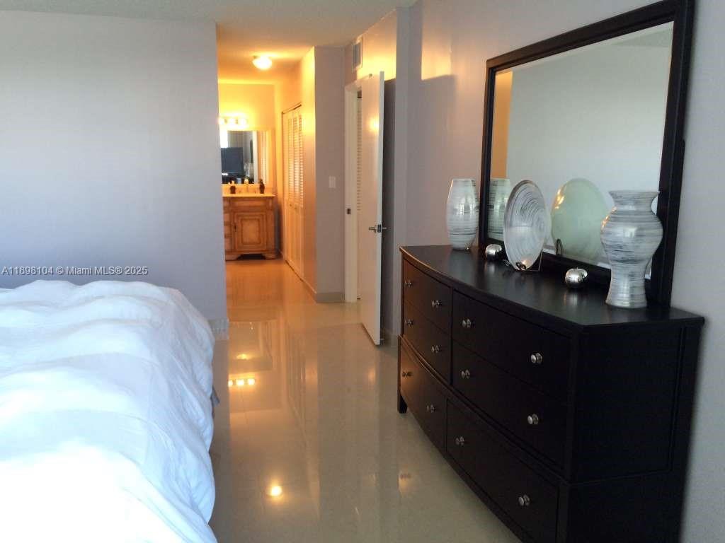 HALLMARK OF HOLLYWOOD CON - Residential