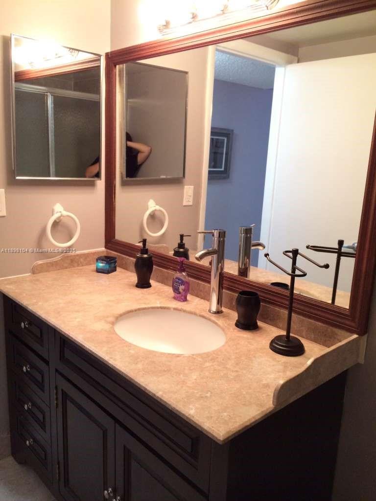 HALLMARK OF HOLLYWOOD CON - Residential