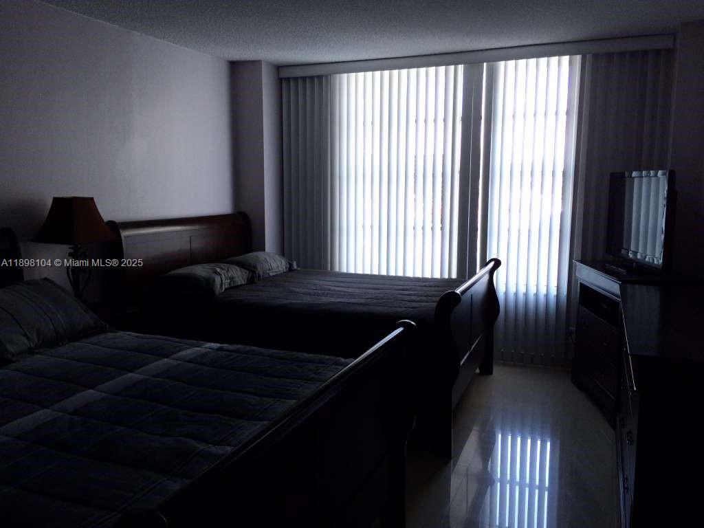 HALLMARK OF HOLLYWOOD CON - Residential