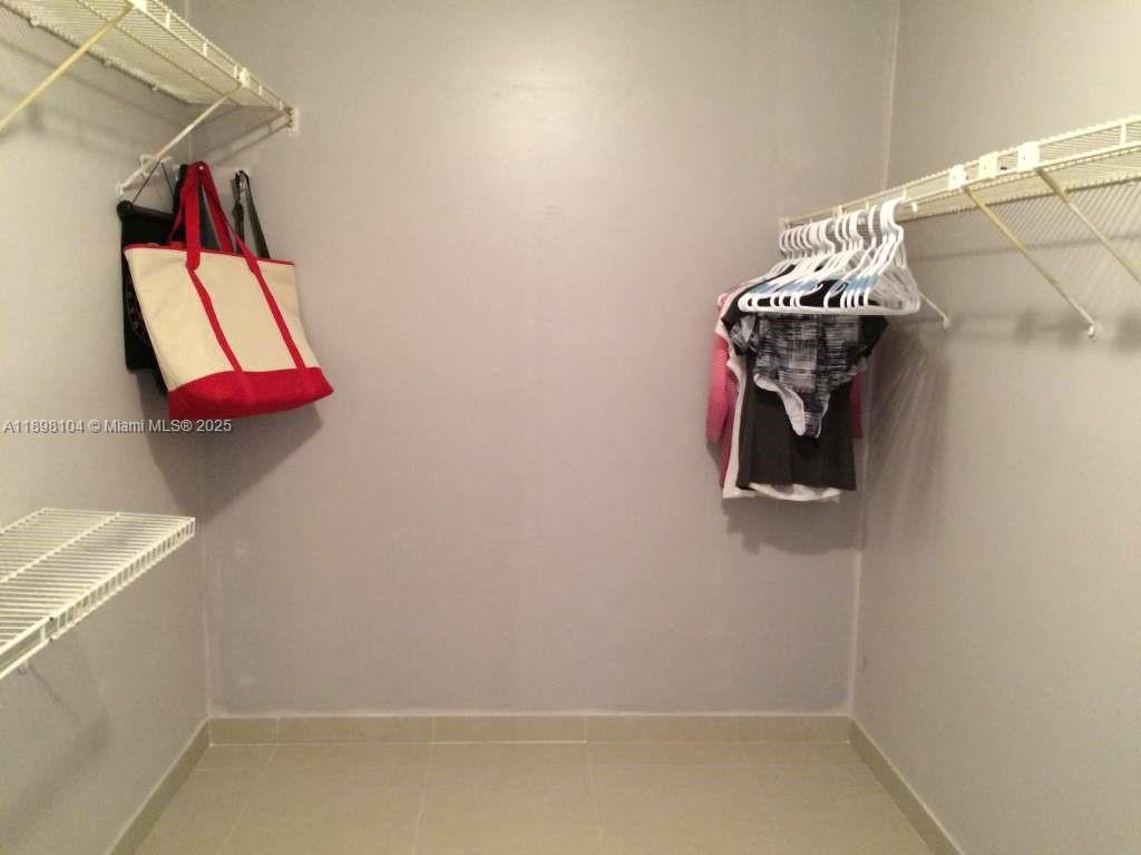 HALLMARK OF HOLLYWOOD CON - Residential