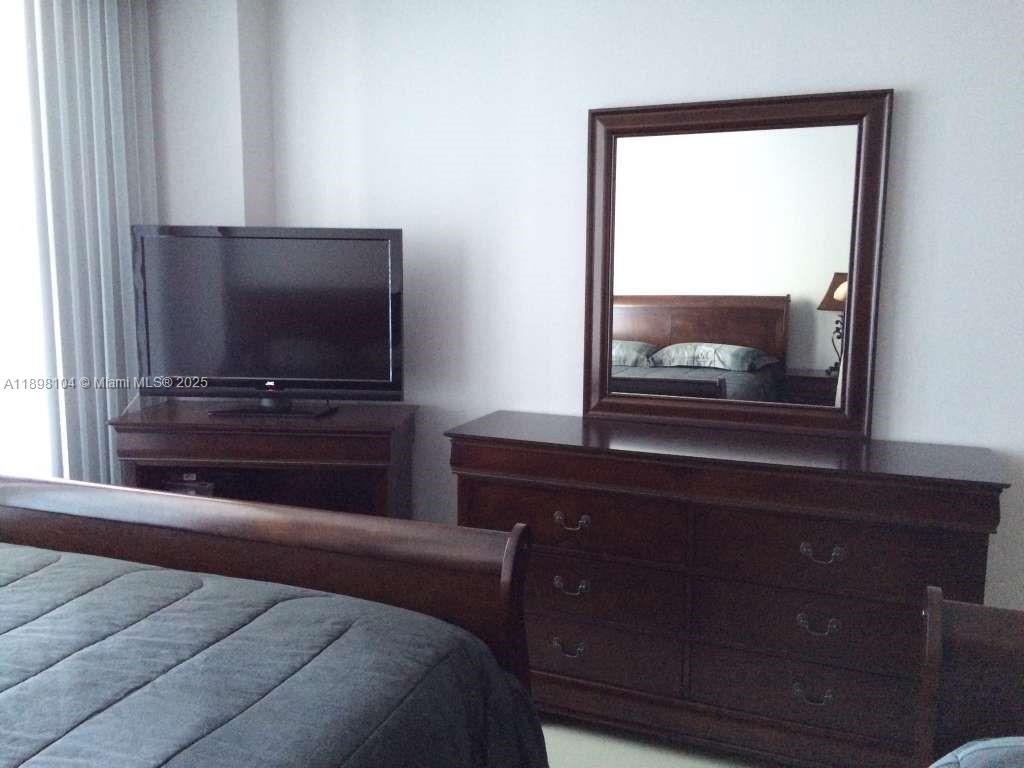 HALLMARK OF HOLLYWOOD CON - Residential