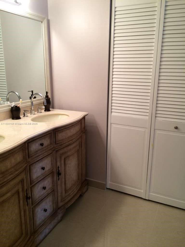 HALLMARK OF HOLLYWOOD CON - Residential