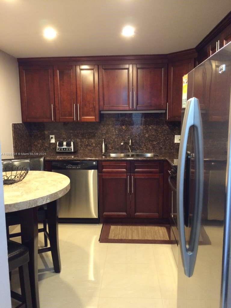 HALLMARK OF HOLLYWOOD CON - Residential