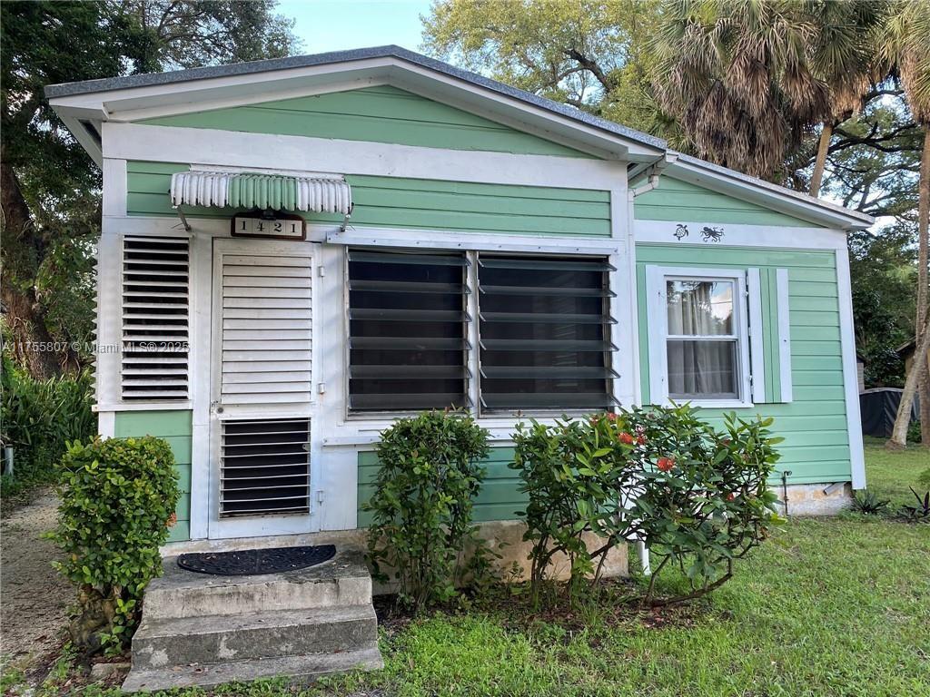 HUGE OPPORTUNITY FOR INVESTORS!!! - CASH ONLY SALE.
2/1 With bonus room in a great area close to FLL, east of 95!
Direct buyers only. House is sold AS IS. With plenty of equity - comps are at 450k-460k.
New pipes 2019, roof recoated 2019, clean - needs updates.
No violations - ready to be fixed / flip or hold as a rental.
ABSOLUTELY NO ASSIGNMENTS& NO WHOLESALERS. DIRECT BUYERS ONLY!
Lot size is 4700 sqft
agents read remarks.