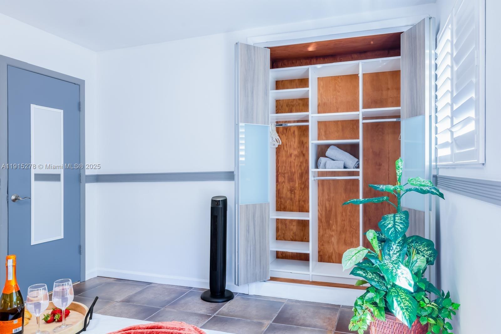 HOLLYWOOD HILLS - Residential Lease