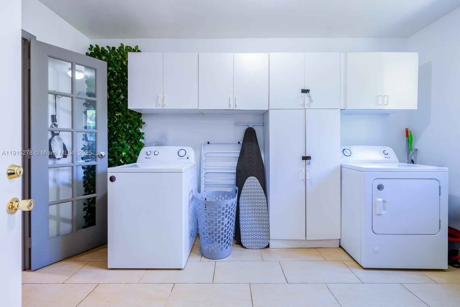 HOLLYWOOD HILLS - Residential Lease