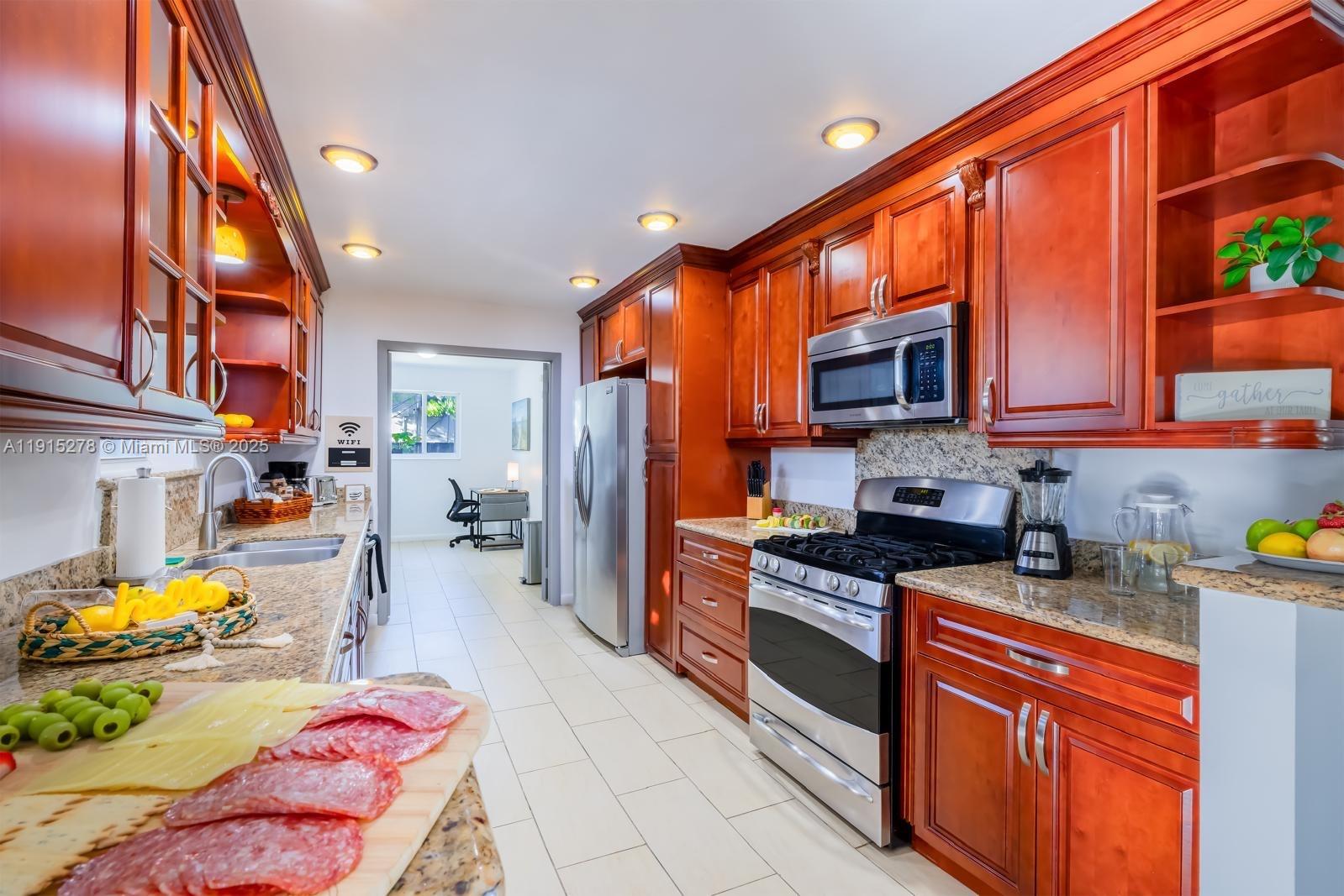 HOLLYWOOD HILLS - Residential Lease