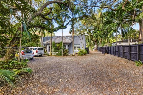 Single Family Residence in Coconut Grove FL 2031 Secoffee St St.jpg
