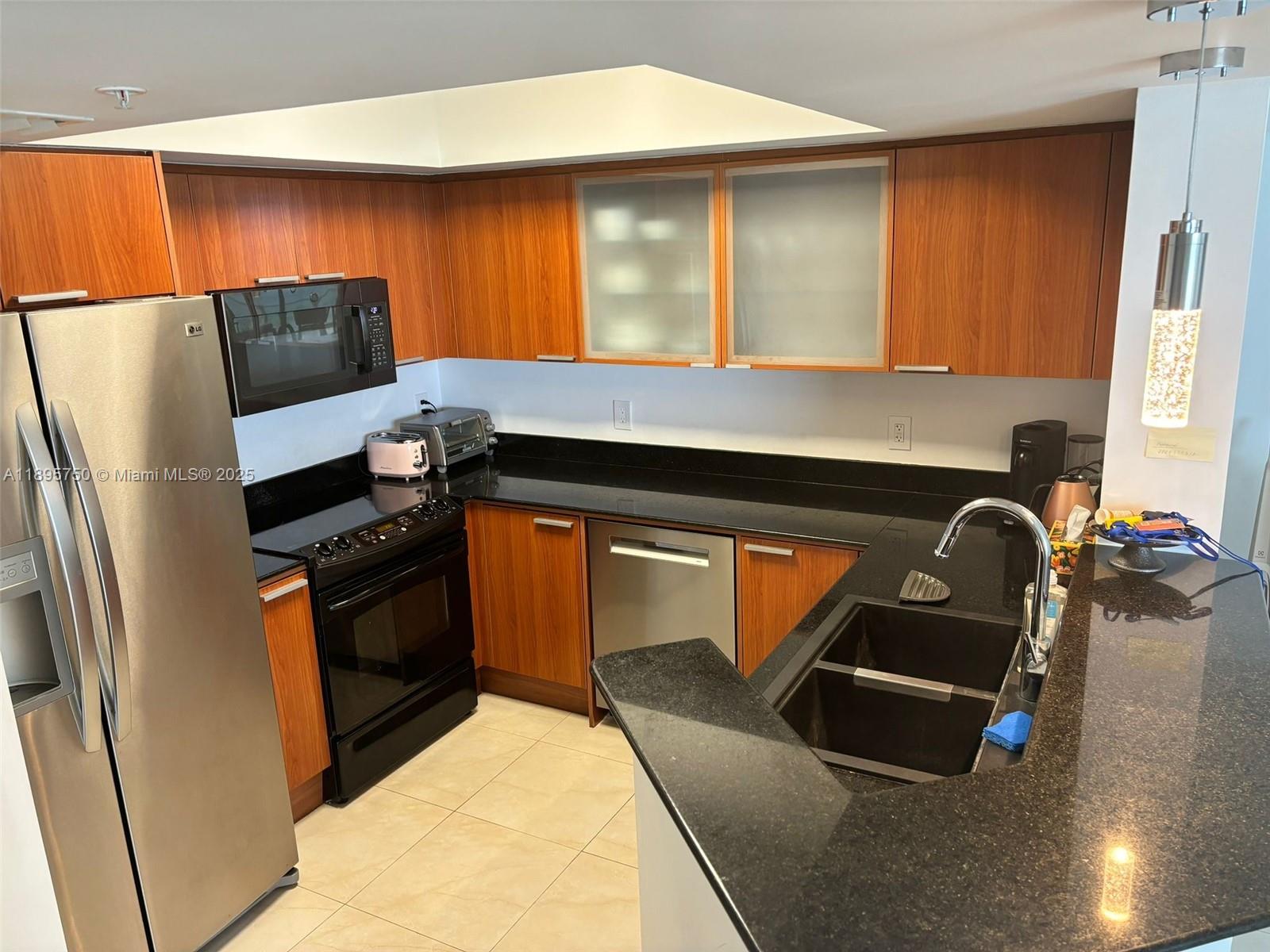 LA PERLA CONDO - Residential Lease