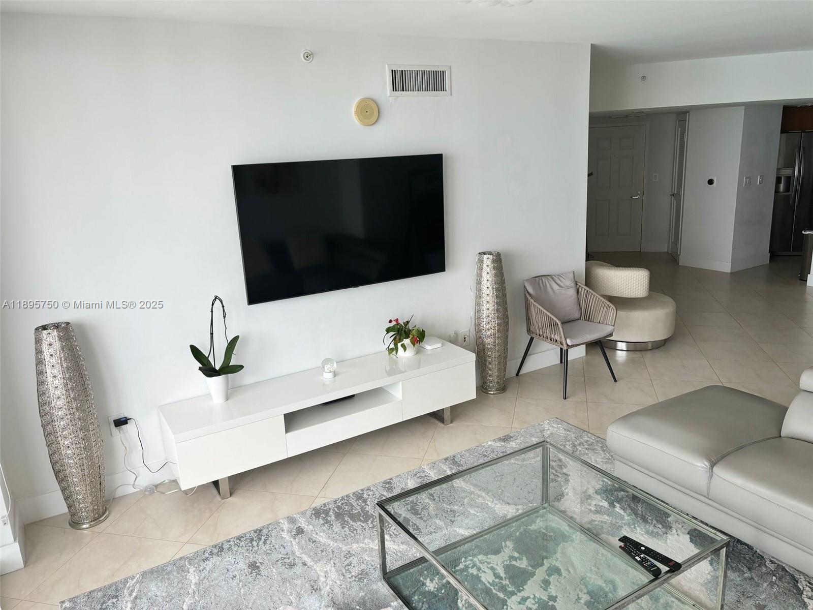 LA PERLA CONDO - Residential Lease
