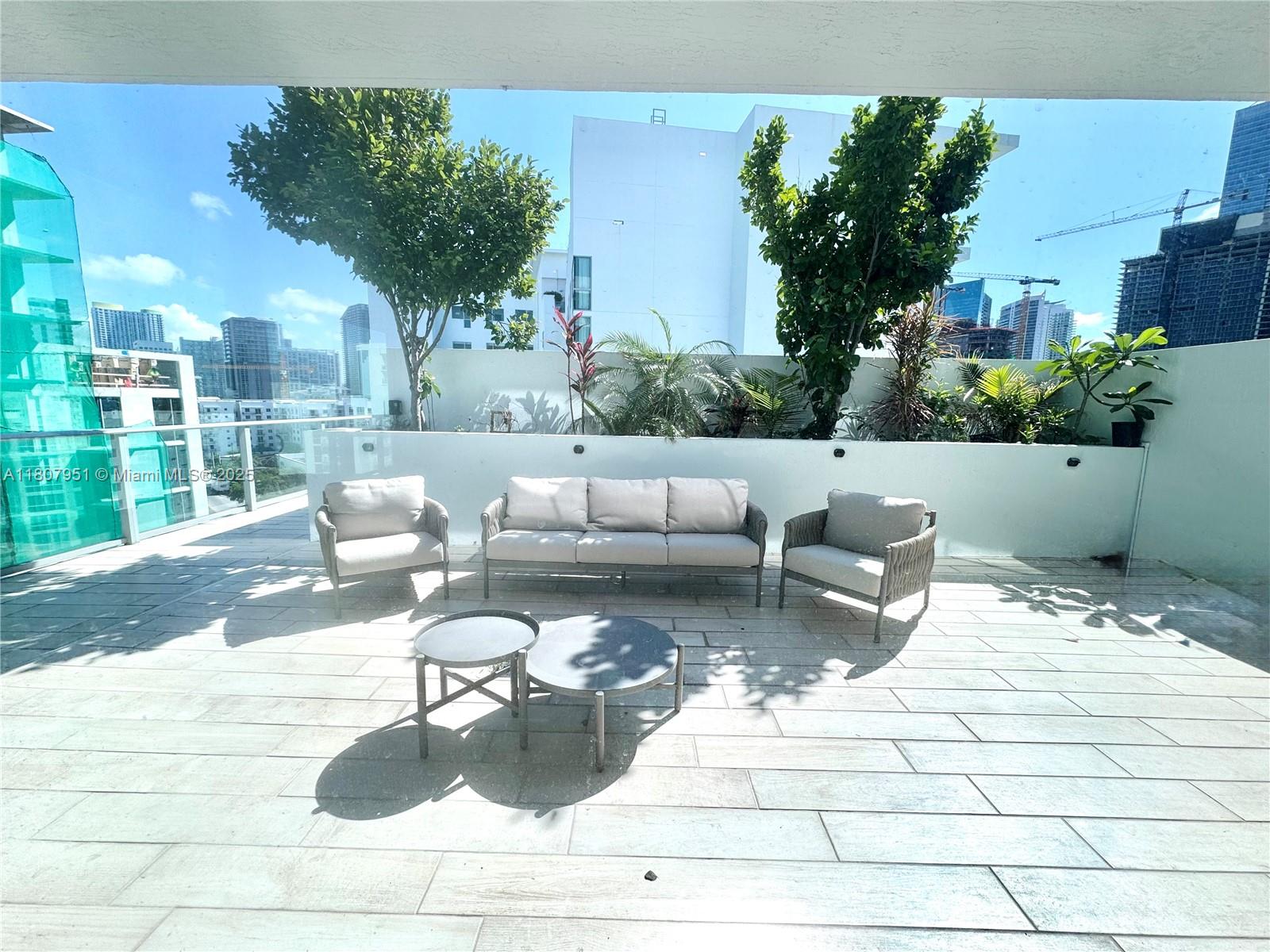 1600 SW 1 AV 910