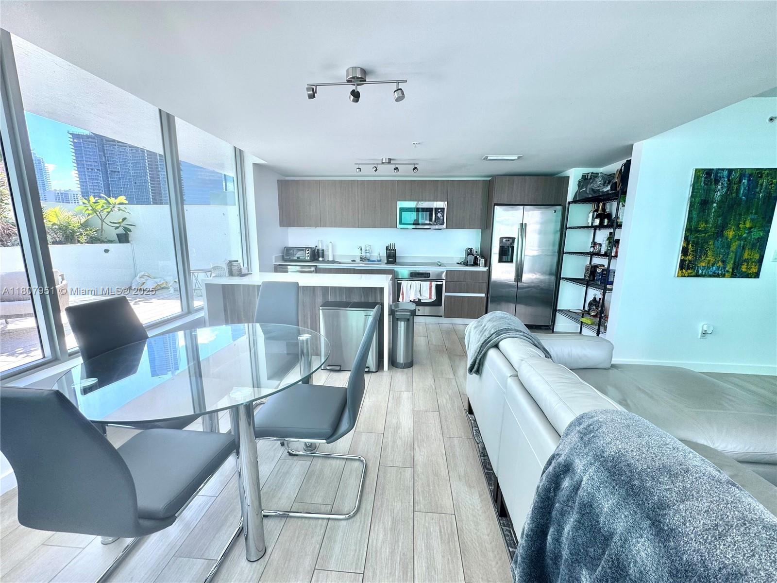 1600 SW 1 AV 910