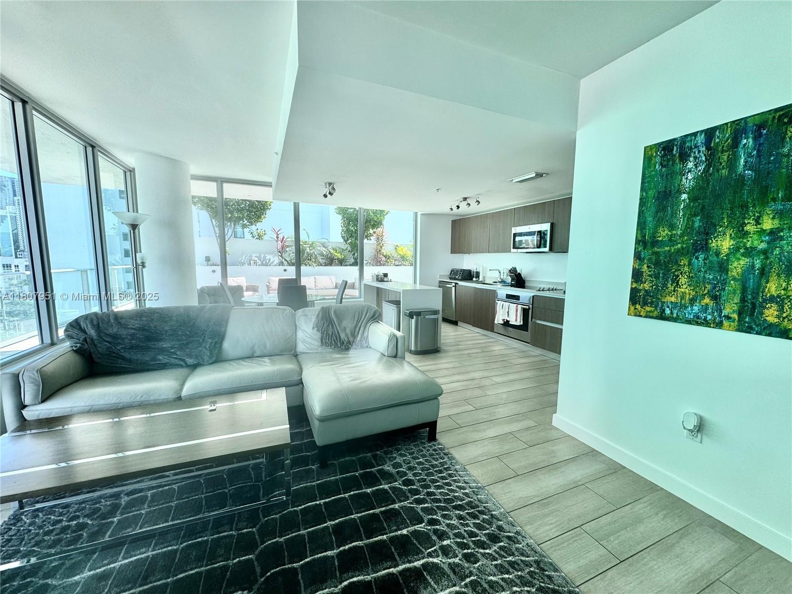 1600 SW 1 AV 910