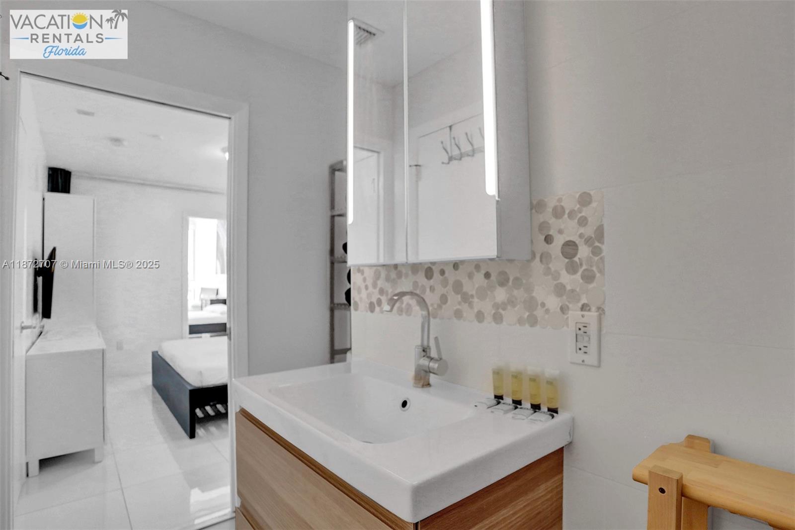 5445 Collins Ave BAY-14